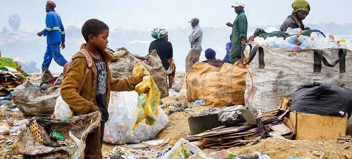 上图：拾荒者在赞比亚的市政垃圾填埋场进行清扫。（图片来自UNDP Zambia）