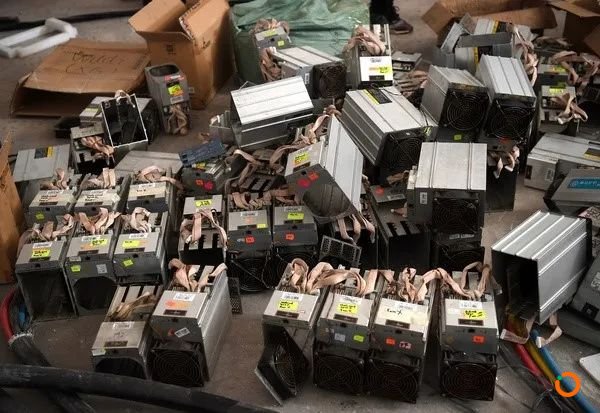 马来西亚警方收缴的比特币矿机 图源:南洋日报