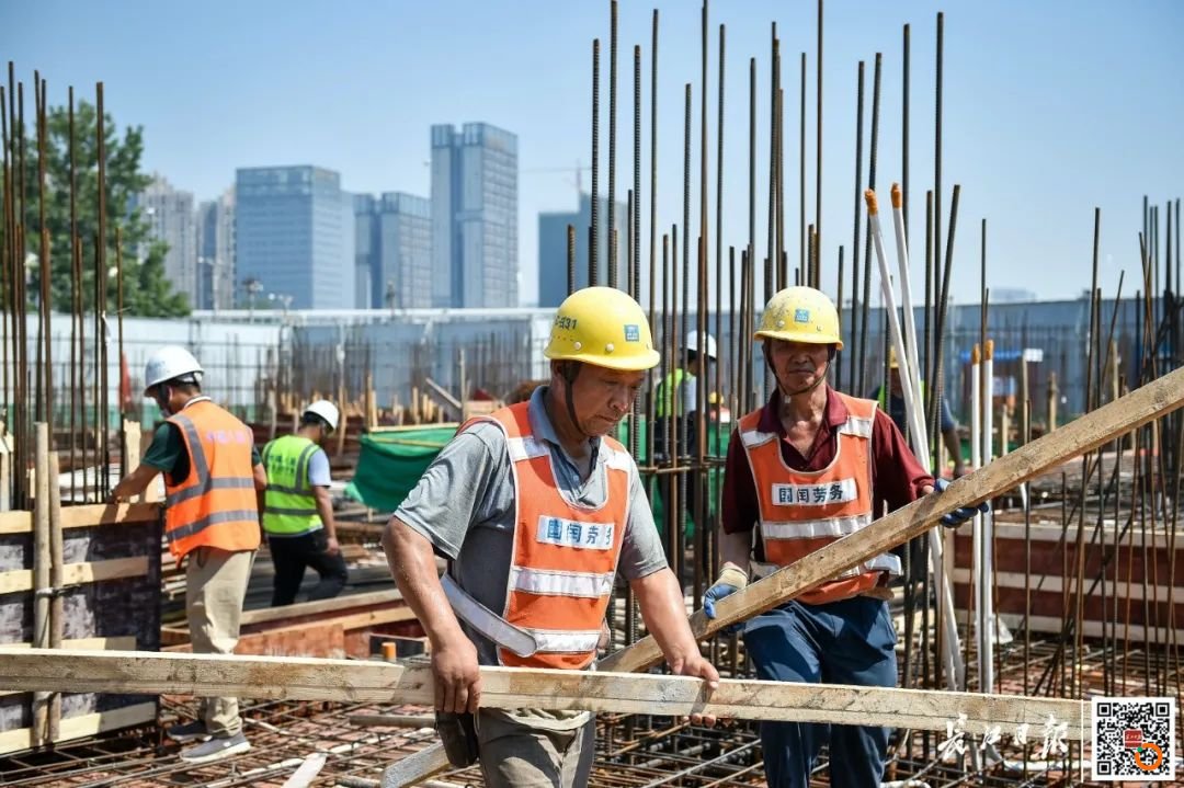 2020年8月4日,在汉口滨江商务区中海·二七滨江项目工地上,工人们抓紧施工。记者任勇 摄