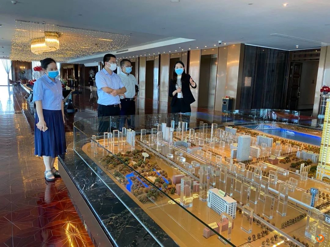 江岸区招商服务中心带着企业选址。通讯员王诗芸供图