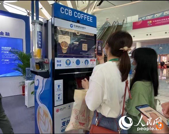 消博会期间,现场观众在展馆内用数字人民币购买杨枝甘露、现磨咖啡等饮品。人民网记者 杜燕飞摄